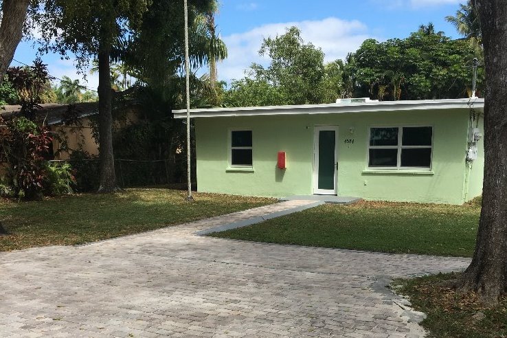 Front House/Estacionamiento privado - 4584 29th SW Ter
