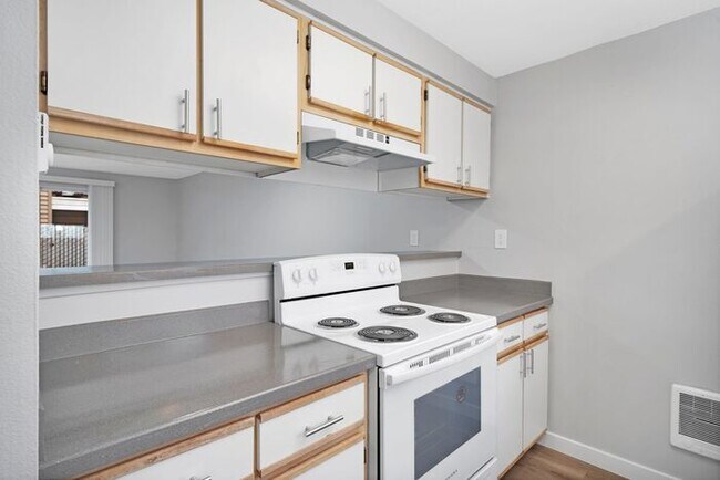 Building Photo - INCREDIBLE 2-bed/1.5bath Town House! Get i...
