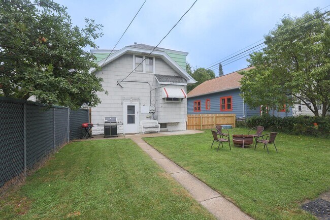 Building Photo - 1961 S 75th St