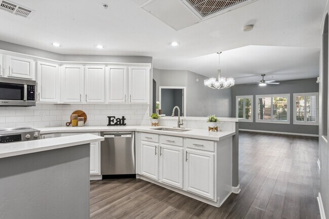 Se abre a la gran sala con pisos de vinilo de lujo. - 14000 N 94th St