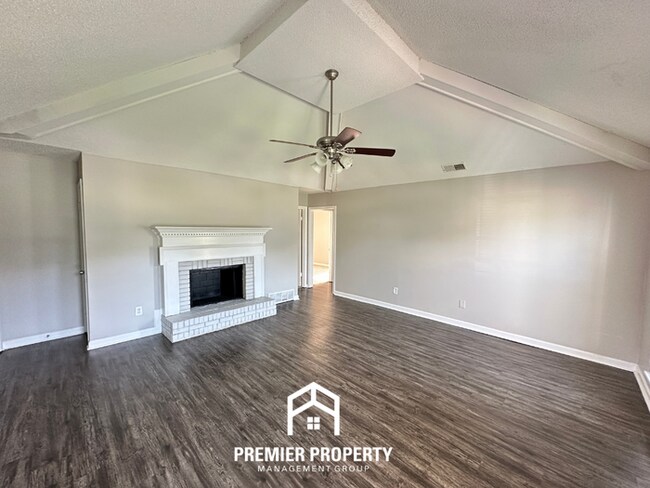 Foto del edificio - Charming 3BR/2BA Near Southwind | High Vaulted Ceilings, Hardwood Floors & Fireplace