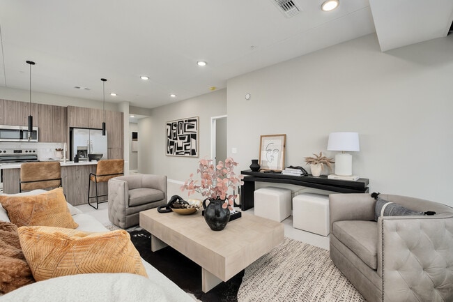 Building Photo - The 600