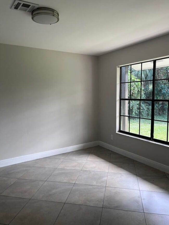 Foto del edificio - 8760 Lyndall Ln