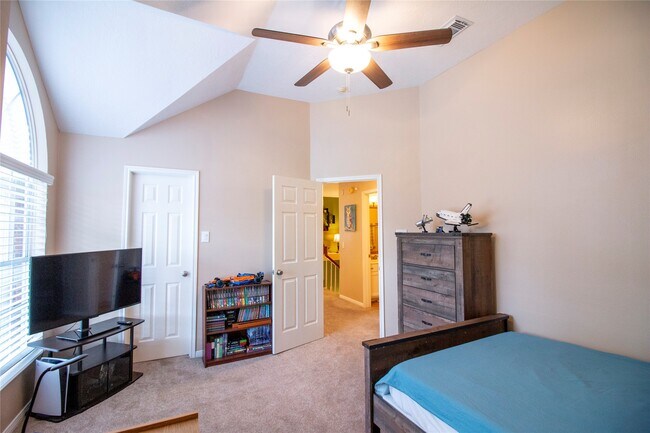 Foto del edificio - 7911 Hidden Oaks Ln
