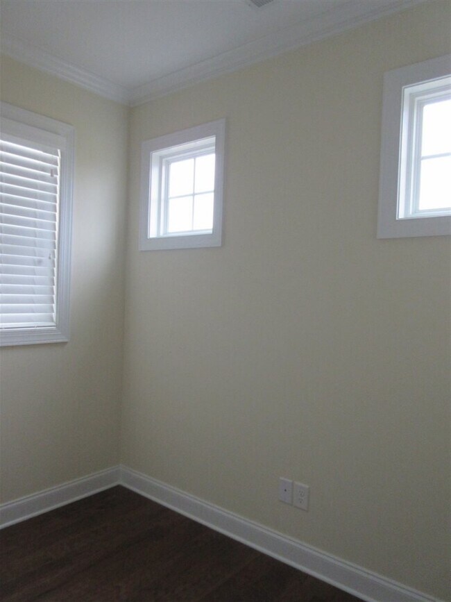 Building Photo - 403 Wolfe Ln