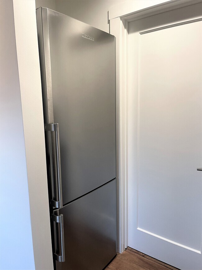 fridge - 1168 Grant Ave