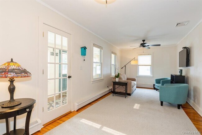 Foto del edificio - 109 Roosevelt Ave