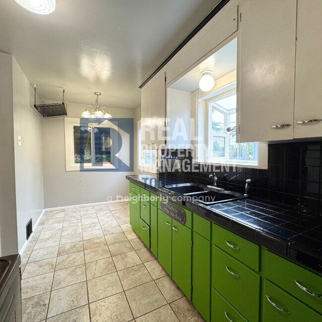 Foto del edificio - Sweet 3 bedroom and 2 bath + 3 car garage ...