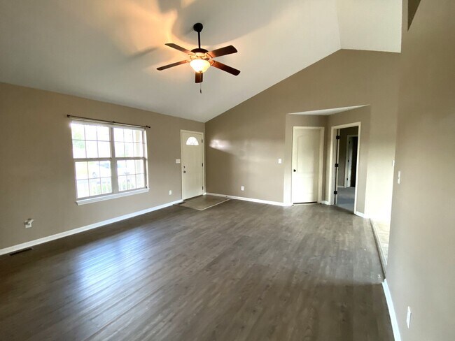 Building Photo - Spacious Three Bedroom Home in Taylor Hills