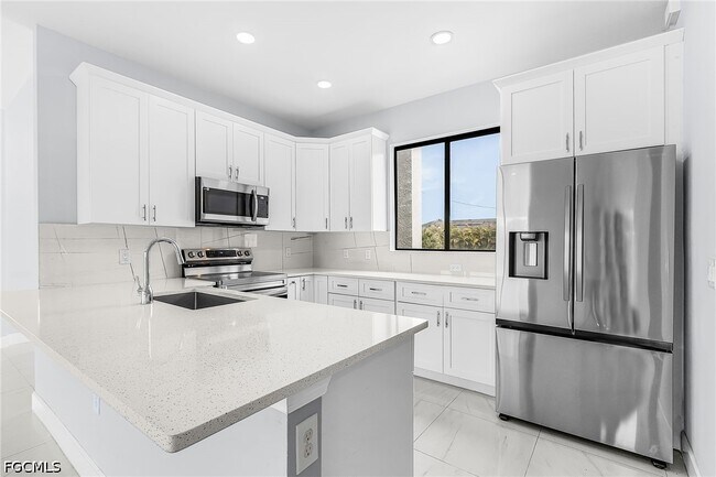 Foto del edificio - 2427 Tropicana Parkway W