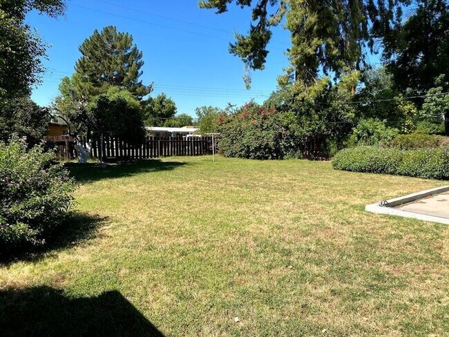 Foto del edificio - 3 Bedroom 2 bath with Large LUSH yard !!