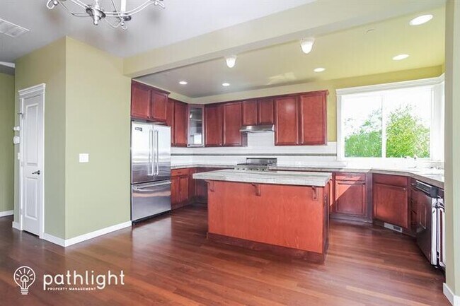 Building Photo - 1712 Skyline Ridge Ln SW