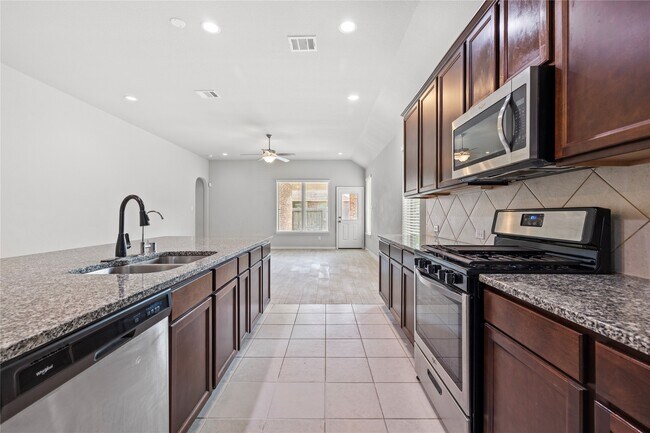 Foto del edificio - 9811 Camellia Gardens Dr