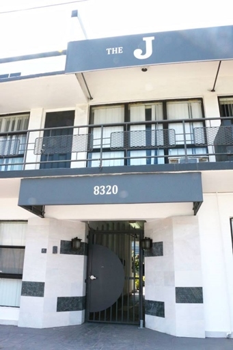 Building Photo - 8320 Harding Ave