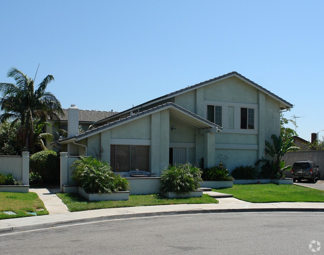 Primary Photo - 16612 Regina Cir