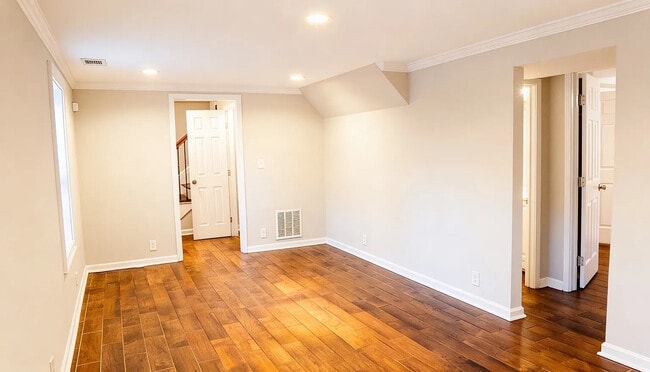 Photo - Room in House on York Rd