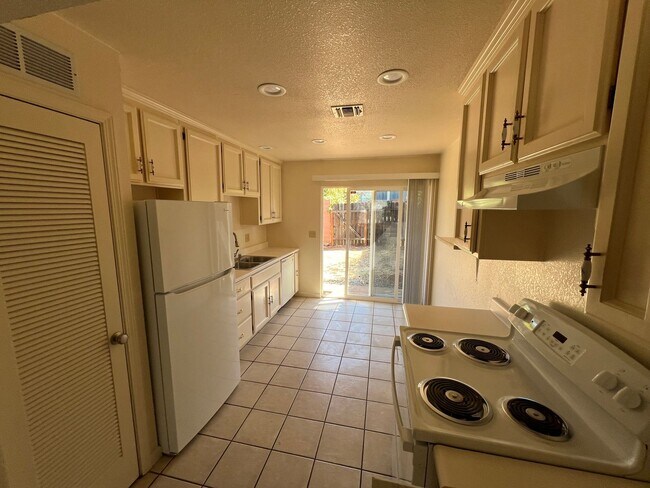 Building Photo - 1003