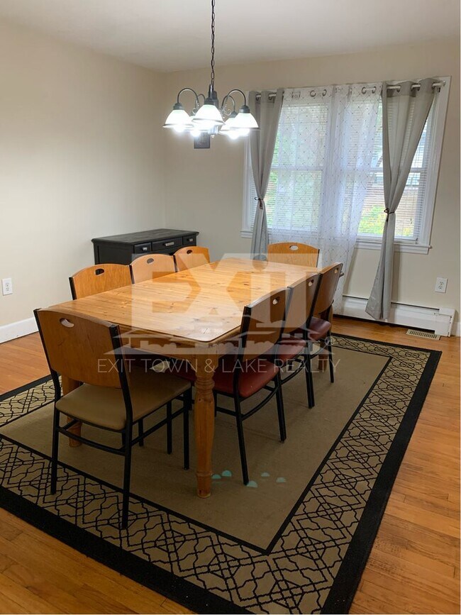 Foto del edificio - Fully Furnished 3 Bedroom/2 Bathroom Home ...
