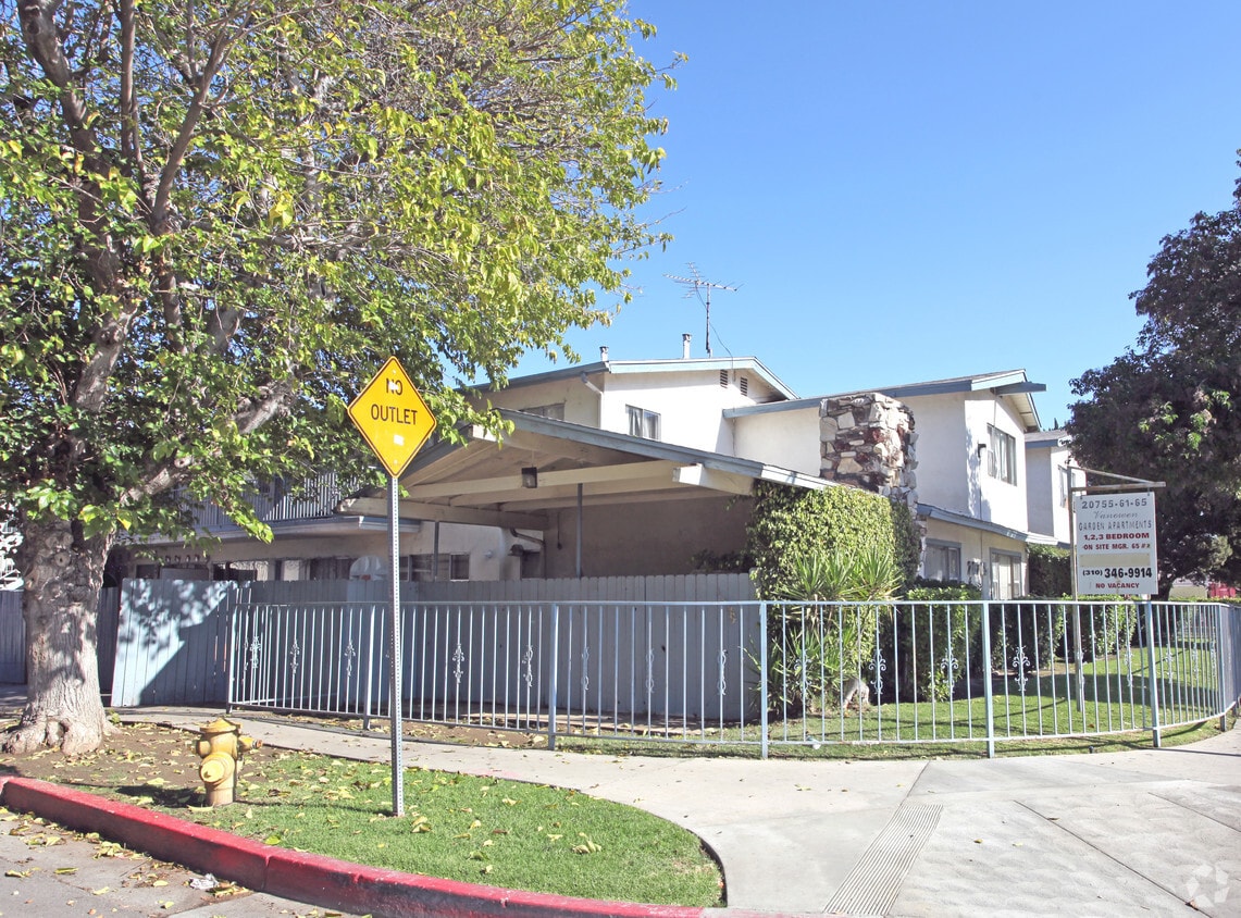 Foto del edificio - 20755-20765 Vanowen St