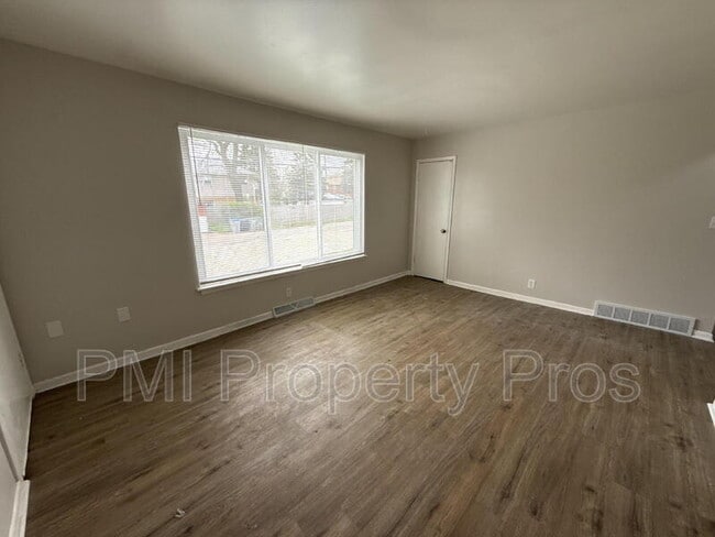 Building Photo - 7701 W Hampton Ave