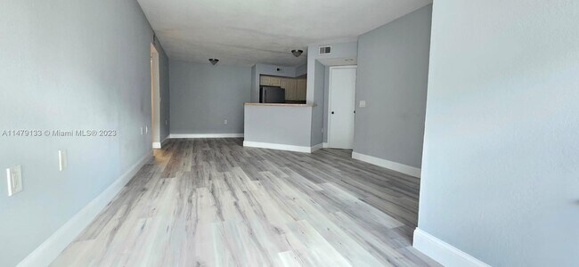 Foto del edificio - 1401 Village Blvd