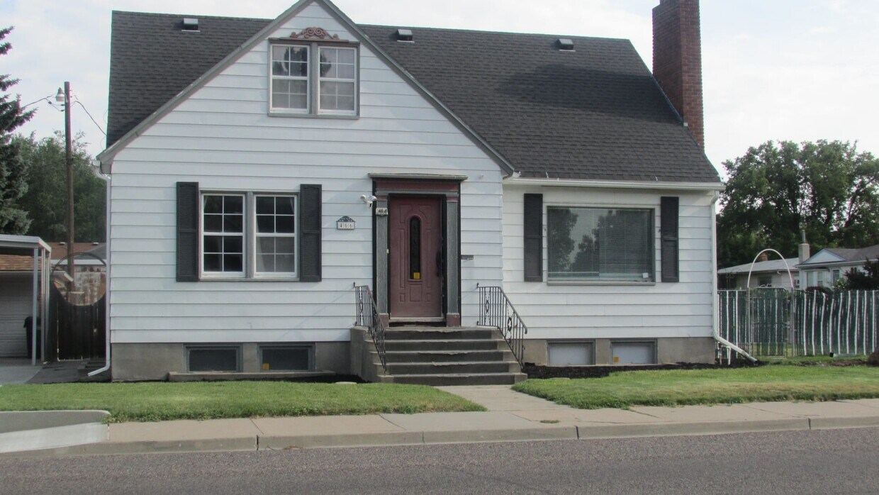 Primary Photo - 466 E Pine St
