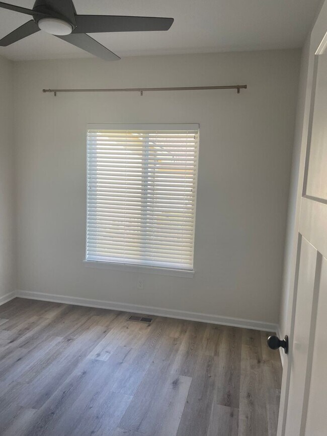Building Photo - BEAUTIFUL 5 BEDROOM HOME  WITH LAKE VIEW A...