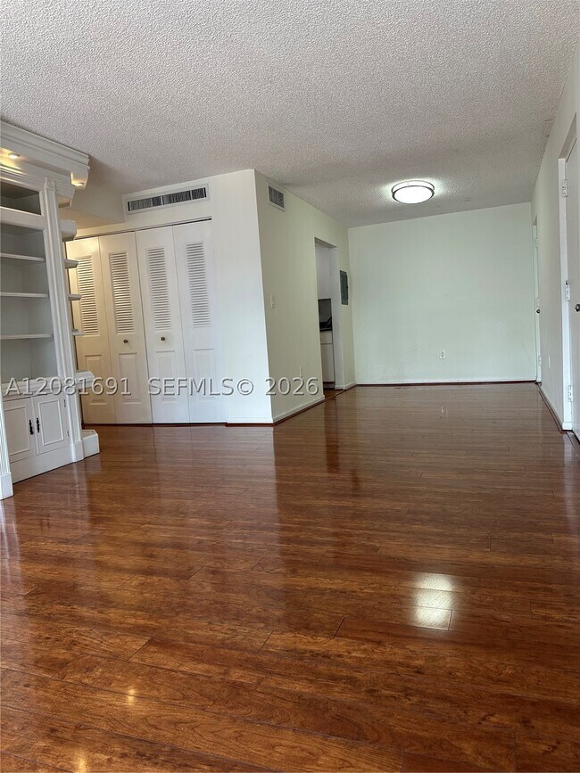 Building Photo - 10818 N Kendall Dr