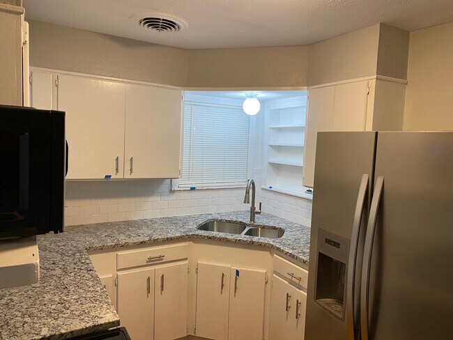 Foto del edificio - 1805 Brook Hollow Dr