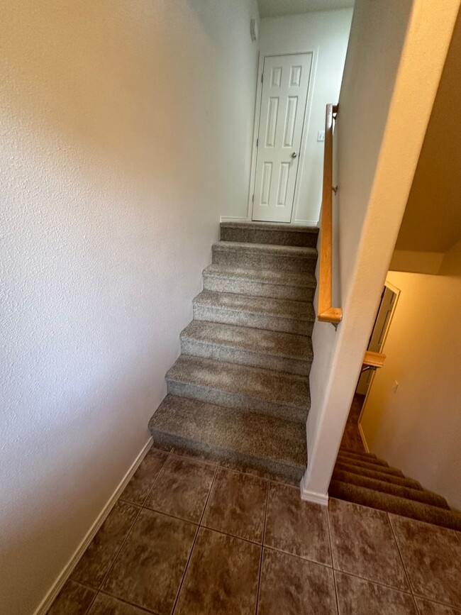 Building Photo - 3 bed 3.5 bath Townhome, NEW Paint & Carpe...