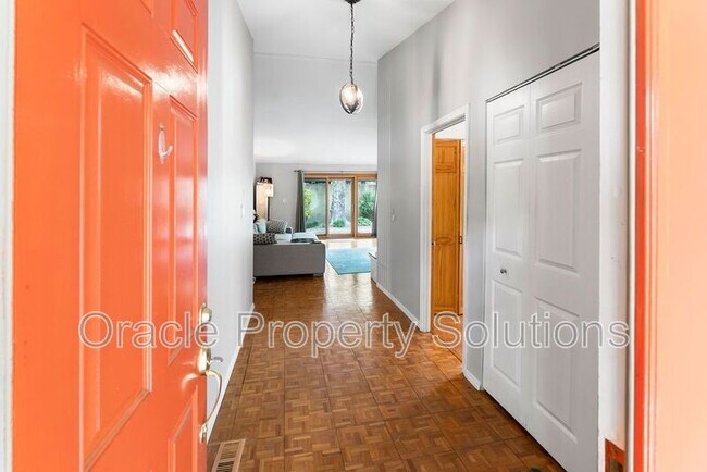 Foto del edificio - 5360 Red Lake Ct