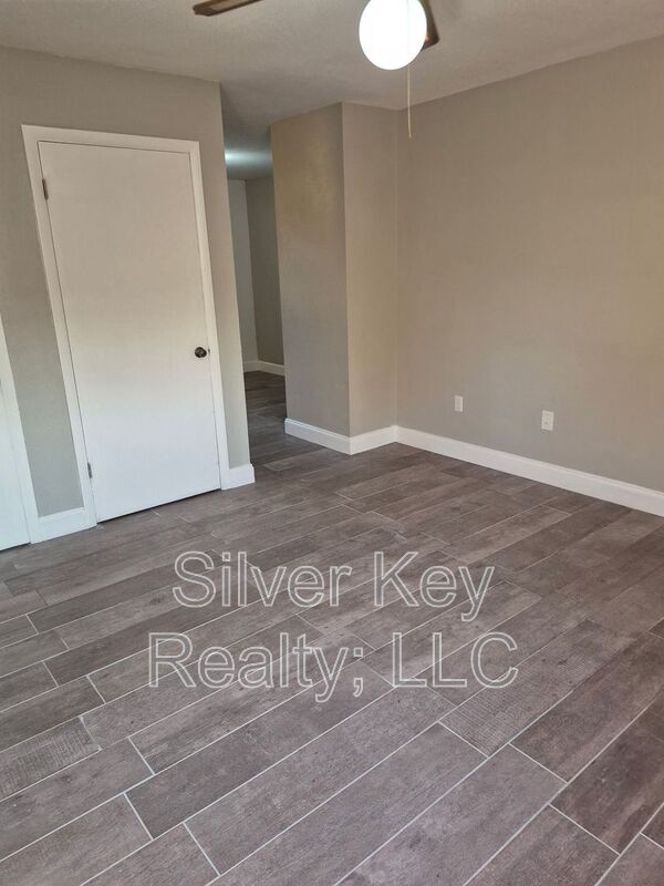 Building Photo - 823 Englewood Rd