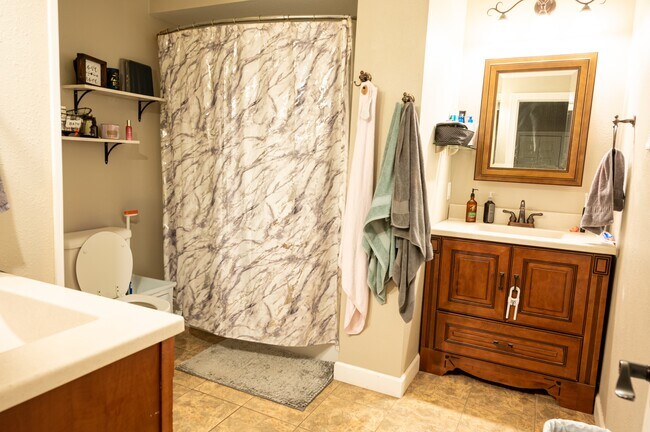 Baño de la planta principal - 613 E 3rd Ave