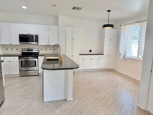 Foto del edificio - Beautiful 4-Bedroom, 3-Bath Former Model H...