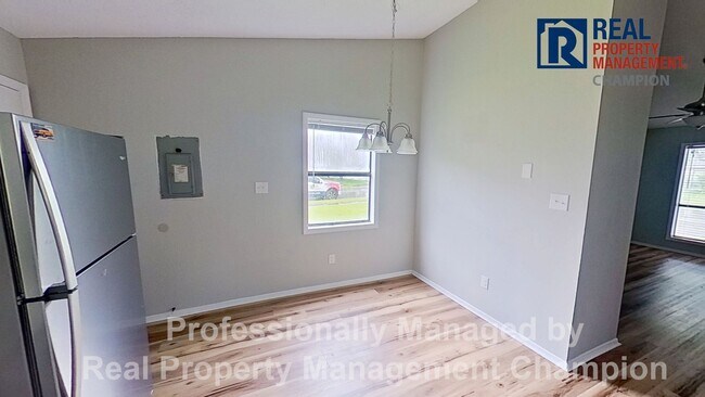 Foto del edificio - Adorable 2 BD/1 BA Duplex with Covered Back Patio