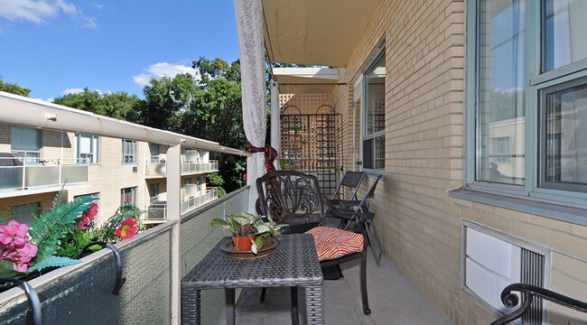 Photo du bâtiment - Heath Estates