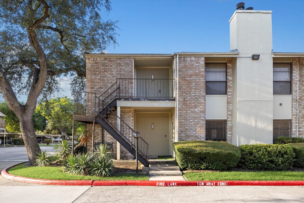 Foto principal - 8100 Cambridge St