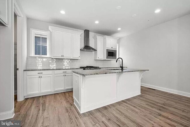 Building Photo - 3086 Egreton Rd