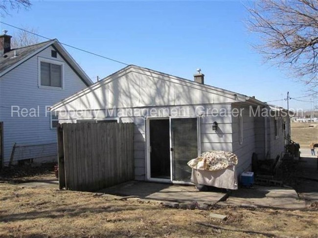 Building Photo - Cozy 2 Bedroom Duplex
