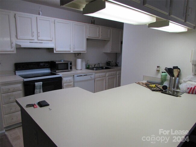 Building Photo - 10240 Rose Meadow Ln