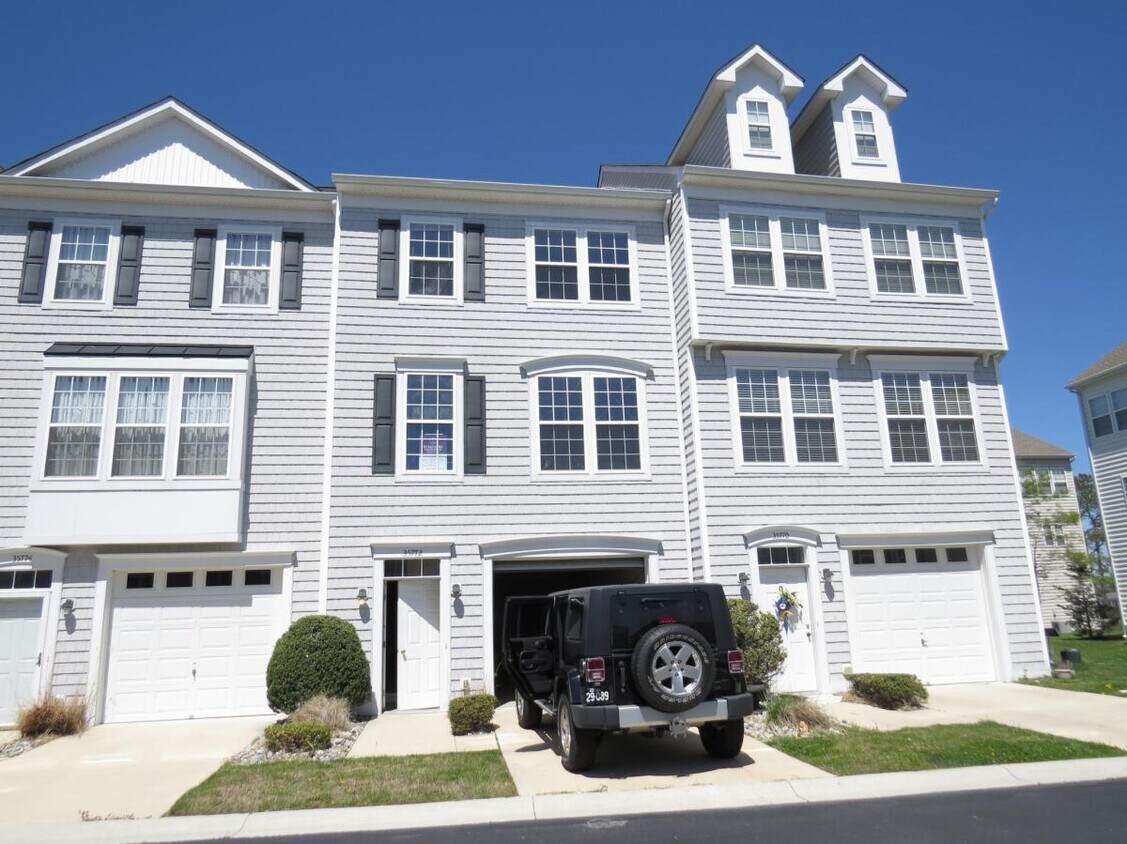 35772 S Gloucester Cir, Long Neck, DE 19966 Townhome Rentals in Long