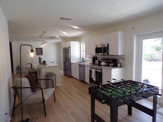 Building Photo - Turn-key Furnished POOL home!