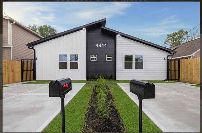 Photo - 4414 Elmwood St Apartment