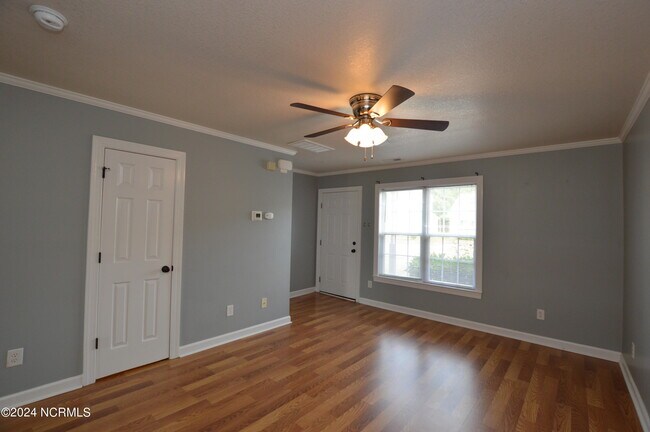 Foto del edificio - 905 Springwood Dr