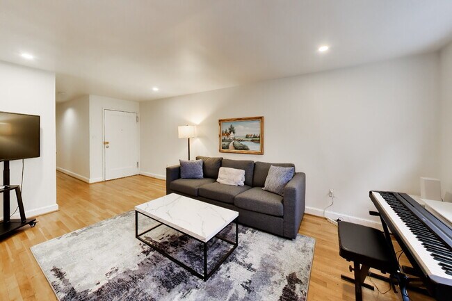 Foto del edificio - Top-Floor Rosslyn Condo with Georgetown Views