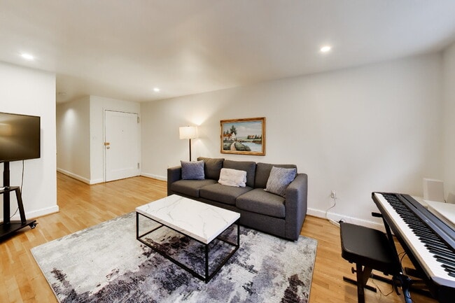 Building Photo - Top-Floor Rosslyn Condo with Georgetown Views
