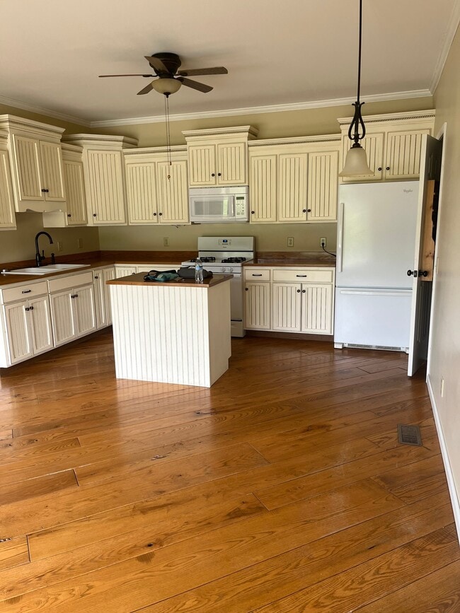 Building Photo - 7455 Hilltop Dr