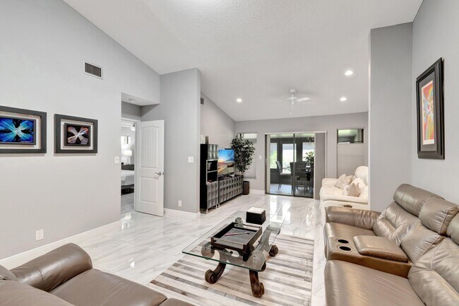 Building Photo - 10927 Dolphin Palm Ct