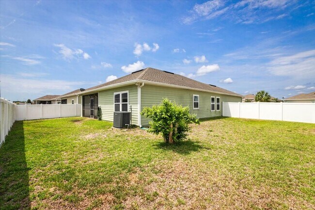 Foto del edificio - Beautiful 3/2 with Fully Fenced Backyard a...