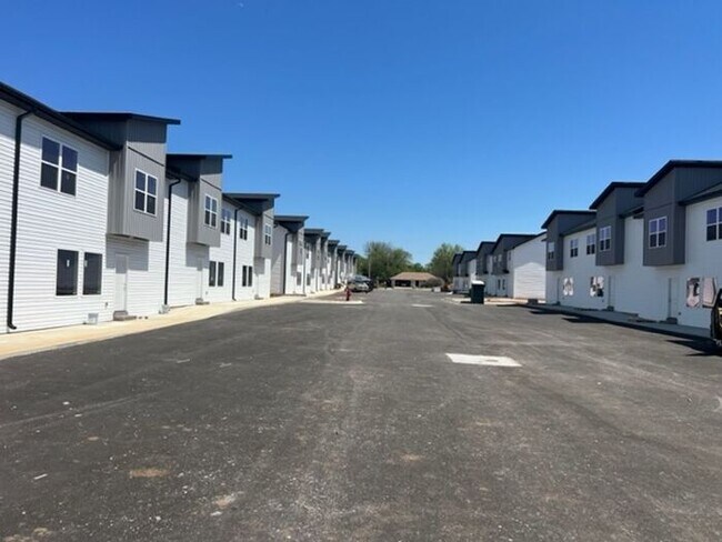 Foto del edificio - Public Avenue Townhomes in Clever!!! Leasi...